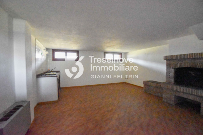 (Per INFO Feltrin ing. Gianni 3288349492) Proponiamo in vendita villetta a schiera di testa su tr...
