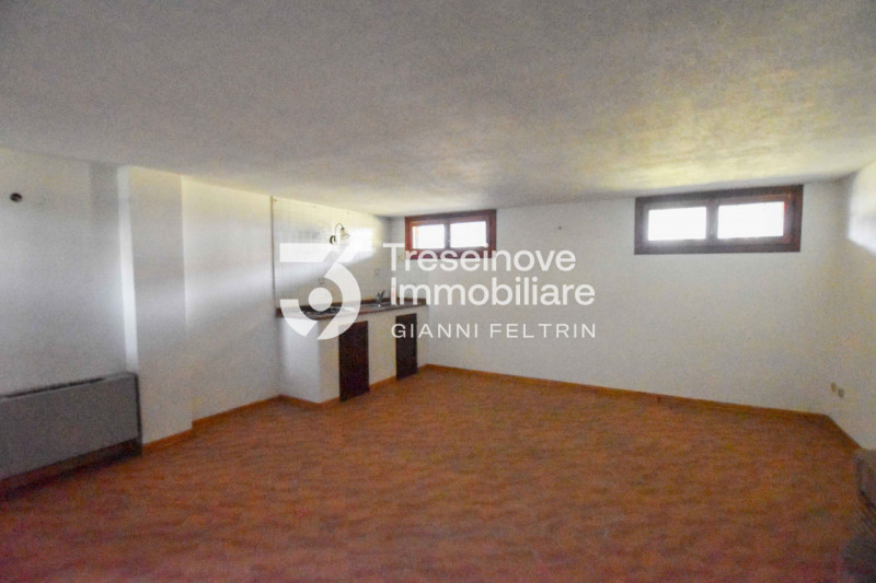 (Per INFO Feltrin ing. Gianni 3288349492) Proponiamo in vendita villetta a schiera di testa su tr...