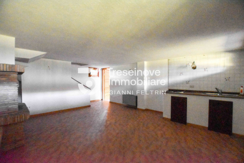 (Per INFO Feltrin ing. Gianni 3288349492) Proponiamo in vendita villetta a schiera di testa su tr...