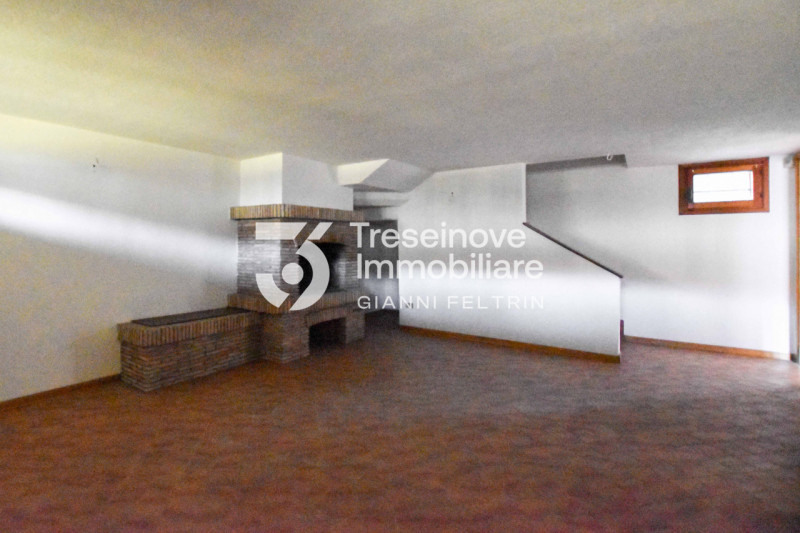 (Per INFO Feltrin ing. Gianni 3288349492) Proponiamo in vendita villetta a schiera di testa su tr...