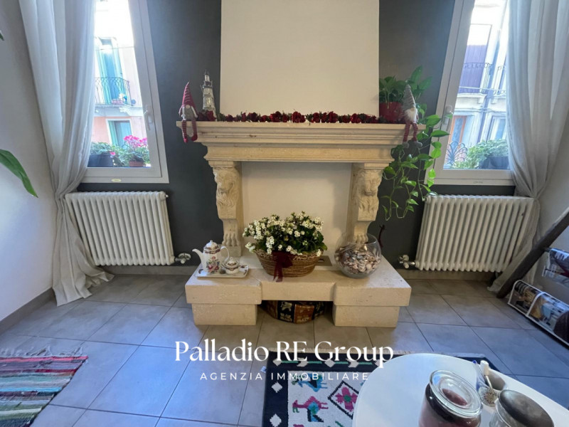 Scoprite un'introvabile opportunità nel centro storico di Vicenza! Questo incantevole appartament...