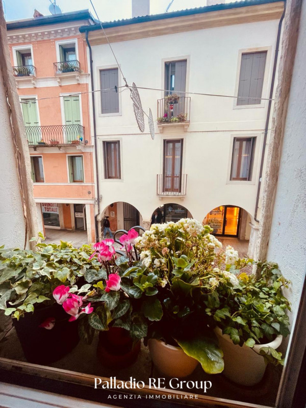 Scoprite un'introvabile opportunità nel centro storico di Vicenza! Questo incantevole appartament...