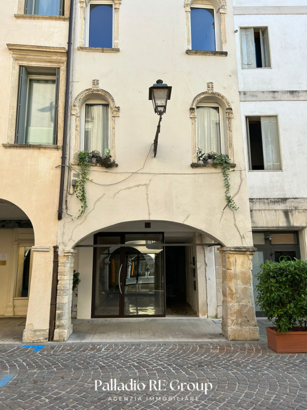 Scoprite un'introvabile opportunità nel centro storico di Vicenza! Questo incantevole appartament...