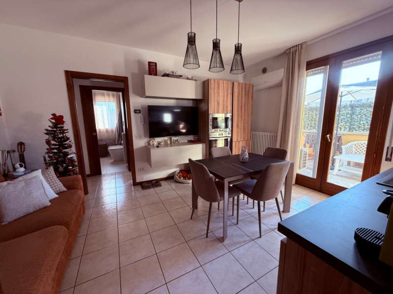 INTROVABILE BILOCALE AL PIANO TERRA CON AREA ESTERNA ESCLUSIVA, GARAGE AMPIO E POSTO AUTO SCOPERT...