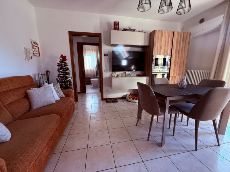 INTROVABILE BILOCALE AL PIANO TERRA CON AREA ESTERNA ESCLUSIVA, GARAGE AMPIO E POSTO AUTO SCOPERT...