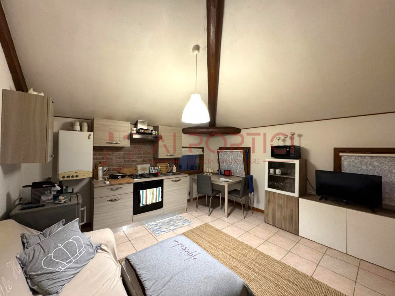 PONTELONGO - APPARTAMENTO curato e grazioso situato nel centro del paese, in stabile dalle basse ...