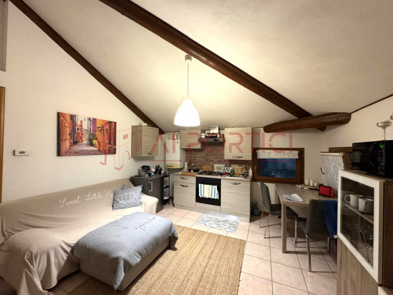 PONTELONGO - APPARTAMENTO curato e grazioso situato nel centro del paese, in stabile dalle basse ...