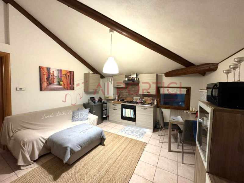 PONTELONGO - APPARTAMENTO curato e grazioso situato nel centro del paese, in stabile dalle basse ...