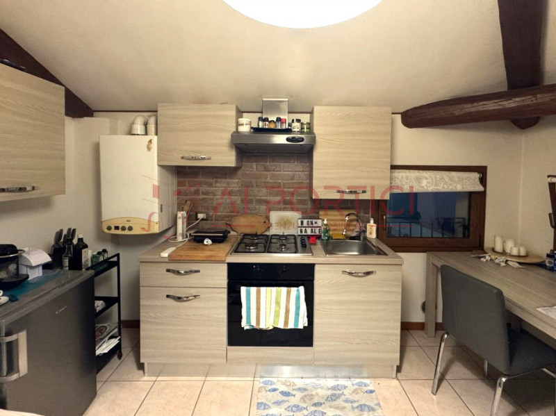 PONTELONGO - APPARTAMENTO curato e grazioso situato nel centro del paese, in stabile dalle basse ...