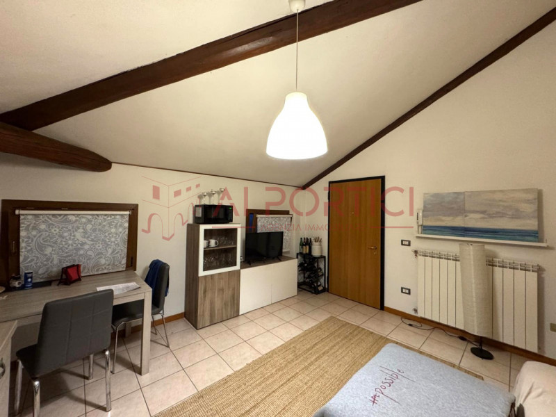 PONTELONGO - APPARTAMENTO curato e grazioso situato nel centro del paese, in stabile dalle basse ...