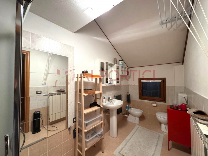 PONTELONGO - APPARTAMENTO curato e grazioso situato nel centro del paese, in stabile dalle basse ...