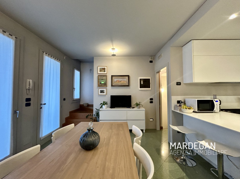 Quando vieni a scoprirla?

Proponiamo in esclusiva questa villetta a schiera, porzione centrale e...