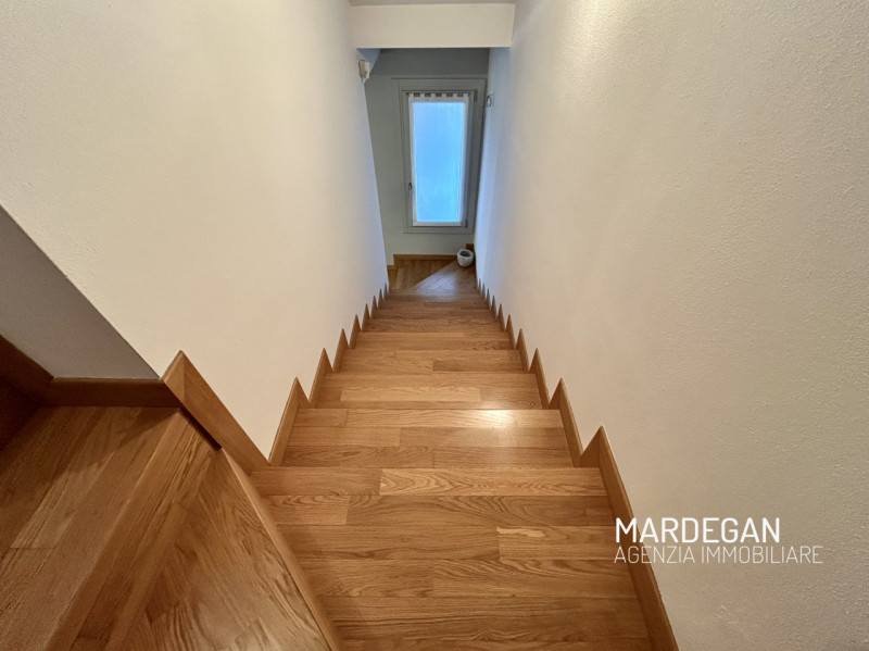 Quando vieni a scoprirla?

Proponiamo in esclusiva questa villetta a schiera, porzione centrale e...