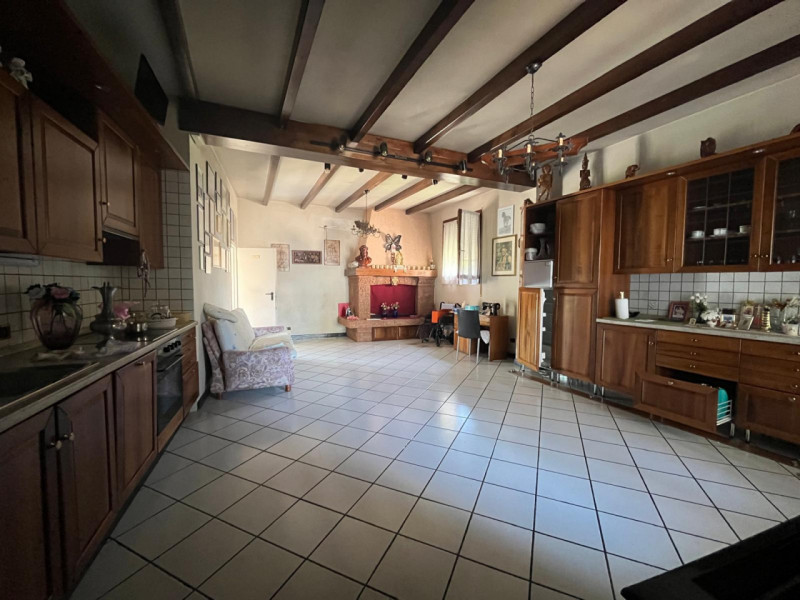 LEGNARO: Casa singola di ampia metratura con giardino privato, disposta su 2 livelli costituita d...