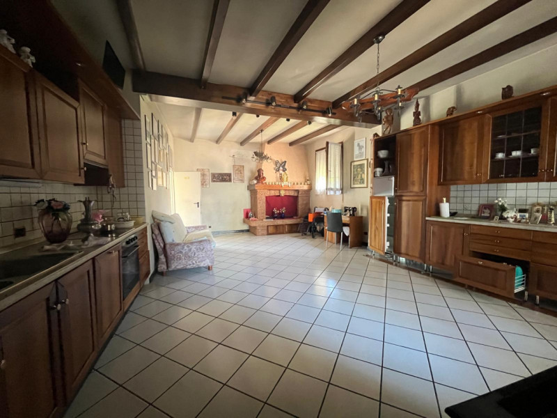 LEGNARO: Casa singola di ampia metratura con giardino privato, disposta su 2 livelli costituita d...