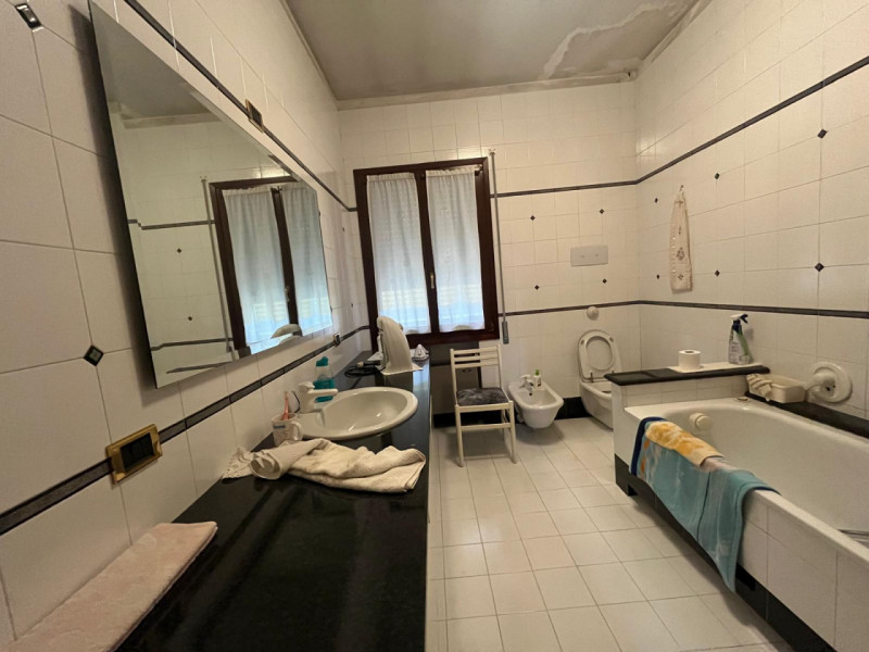 LEGNARO: Casa singola di ampia metratura con giardino privato, disposta su 2 livelli costituita d...