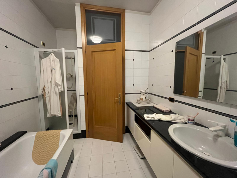 LEGNARO: Casa singola di ampia metratura con giardino privato, disposta su 2 livelli costituita d...