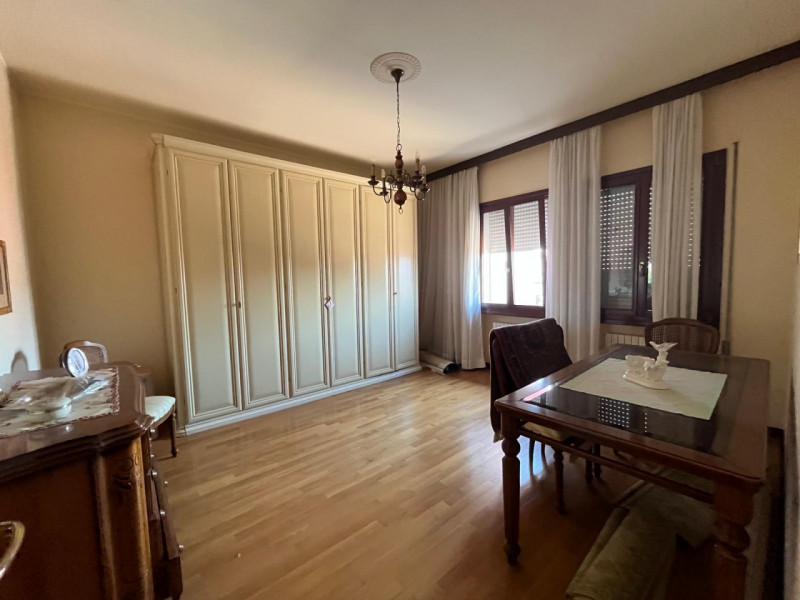 LEGNARO: Casa singola di ampia metratura con giardino privato, disposta su 2 livelli costituita d...