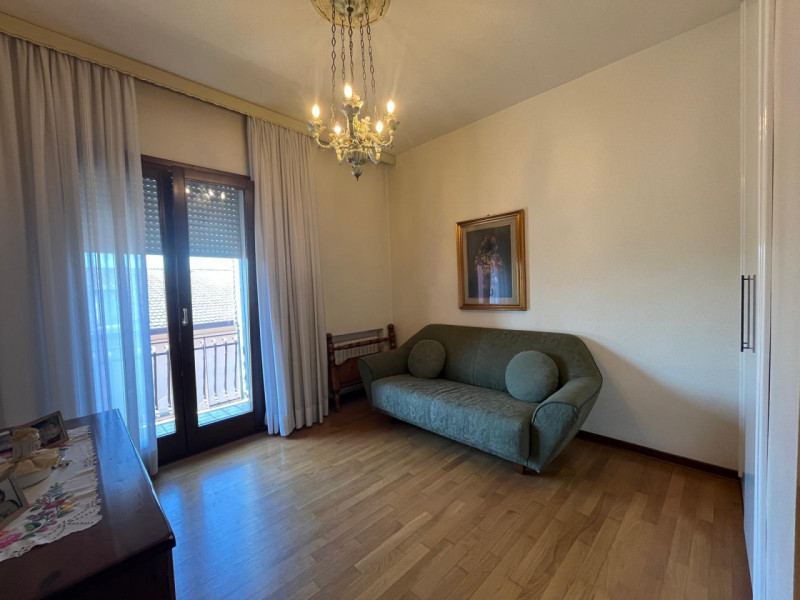 LEGNARO: Casa singola di ampia metratura con giardino privato, disposta su 2 livelli costituita d...