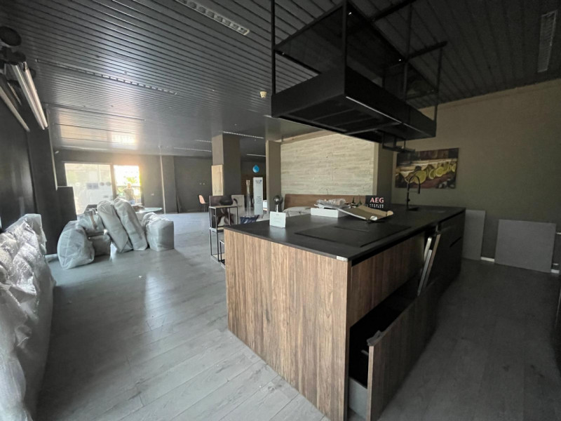 LEGNARO: Casa singola di ampia metratura con giardino privato, disposta su 2 livelli costituita d...