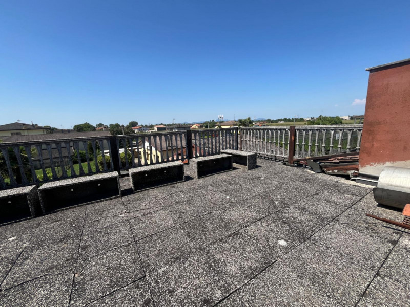 LEGNARO: Casa singola di ampia metratura con giardino privato, disposta su 2 livelli costituita d...