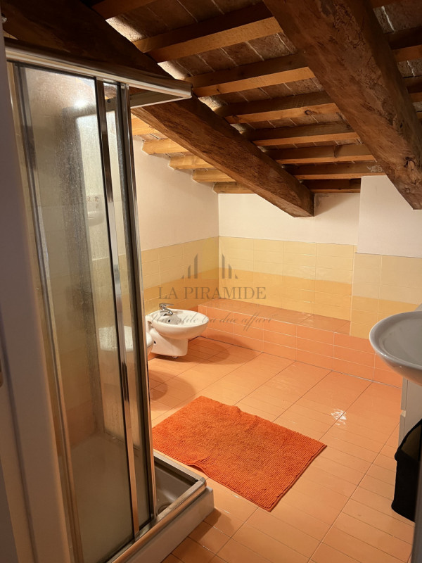 In esclusivo contesto residenziale a Mestrino, proponiamo in vendita villa storica risalente alla...