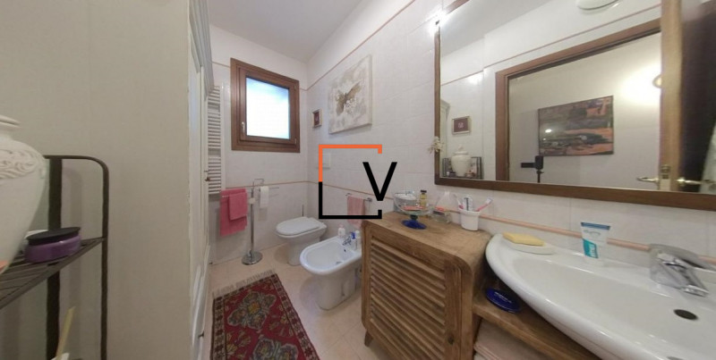 V396 - Proponiamo in vendita a Frescada, in zona residenziale tranquilla e comoda a tutti i servi...