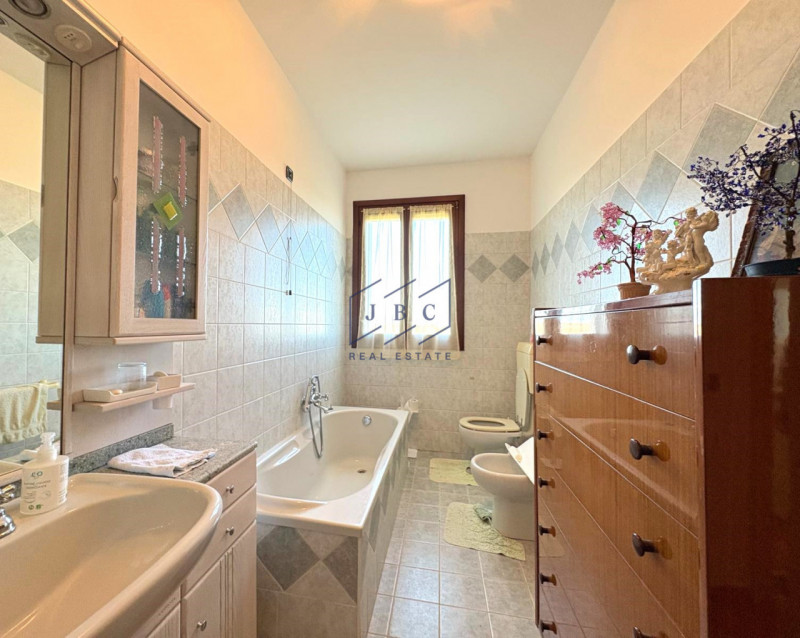 Salgareda - (TV)
In zona centrale a Salgareda proponiamo una casa bifamiliare composta da due uni...