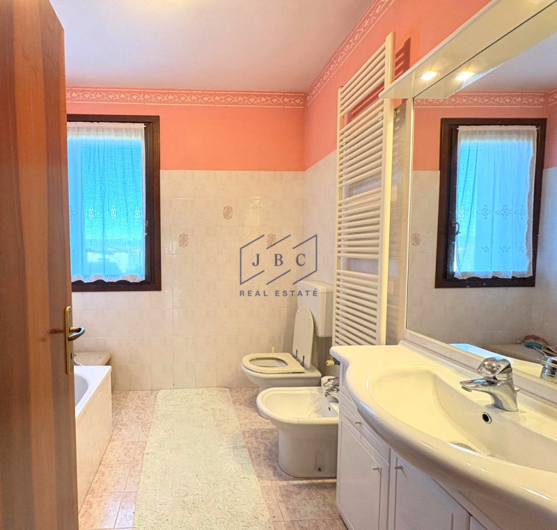 Salgareda - (TV)
In zona centrale a Salgareda proponiamo una casa bifamiliare composta da due uni...