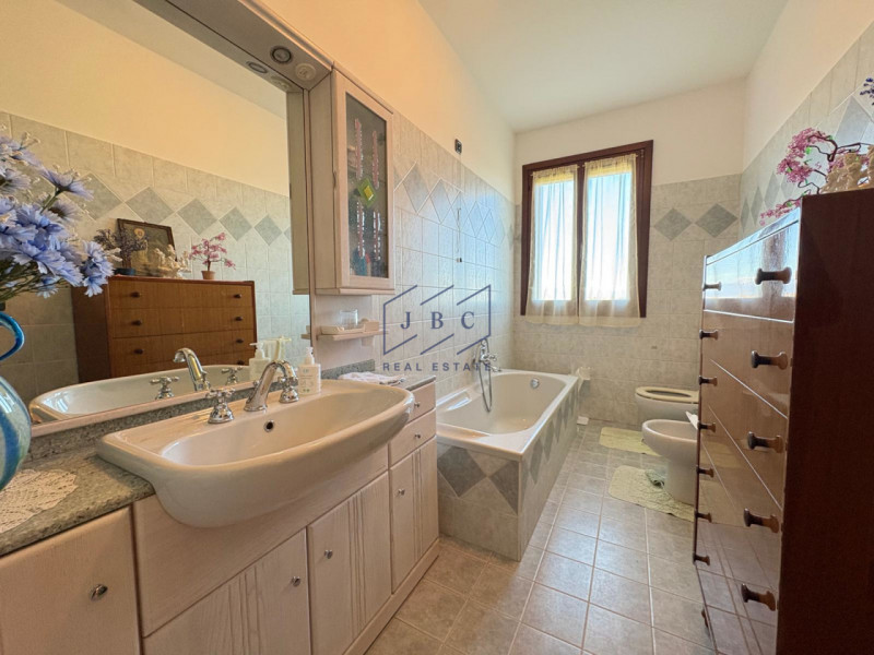 Salgareda - (TV)
In zona centrale a Salgareda proponiamo una casa bifamiliare composta da due uni...