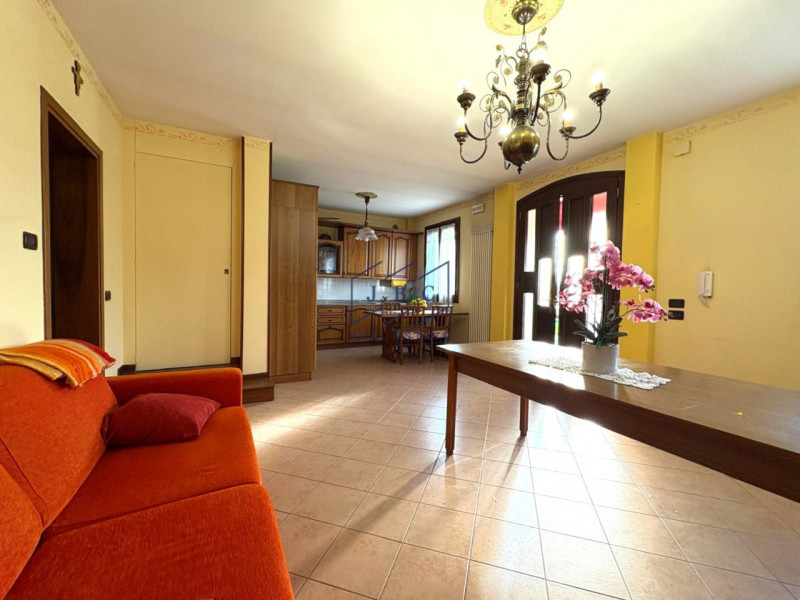 Salgareda - (TV)
In zona centrale a Salgareda proponiamo una casa bifamiliare composta da due uni...