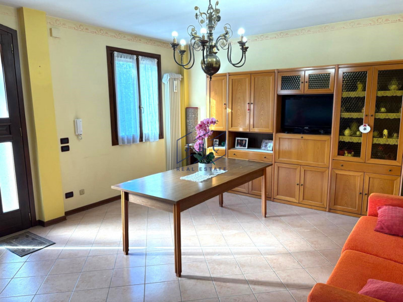 Salgareda - (TV)
In zona centrale a Salgareda proponiamo una casa bifamiliare composta da due uni...