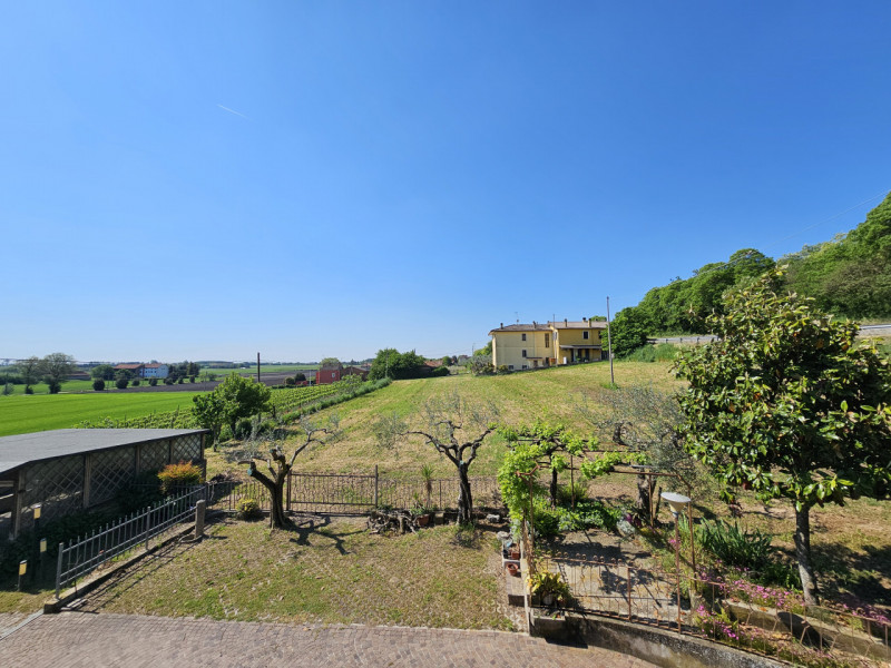 A Baone, proponiamo in vendita splendida porzione di bifamiliare, caratterizzata da spazi ampi e ...