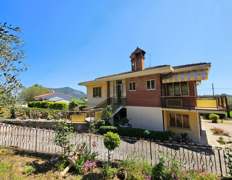 A Baone, proponiamo in vendita splendida porzione di bifamiliare, caratterizzata da spazi ampi e ...