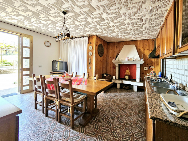 A Baone, proponiamo in vendita splendida porzione di bifamiliare, caratterizzata da spazi ampi e ...