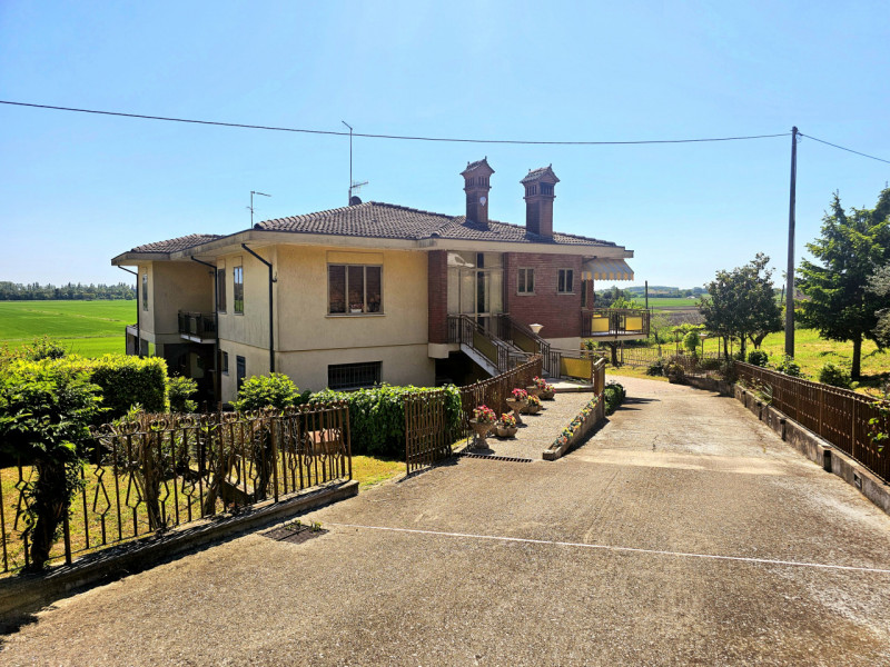 A Baone, proponiamo in vendita splendida porzione di bifamiliare, caratterizzata da spazi ampi e ...