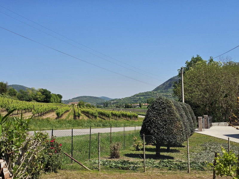 A Baone, proponiamo in vendita splendida porzione di bifamiliare, caratterizzata da spazi ampi e ...