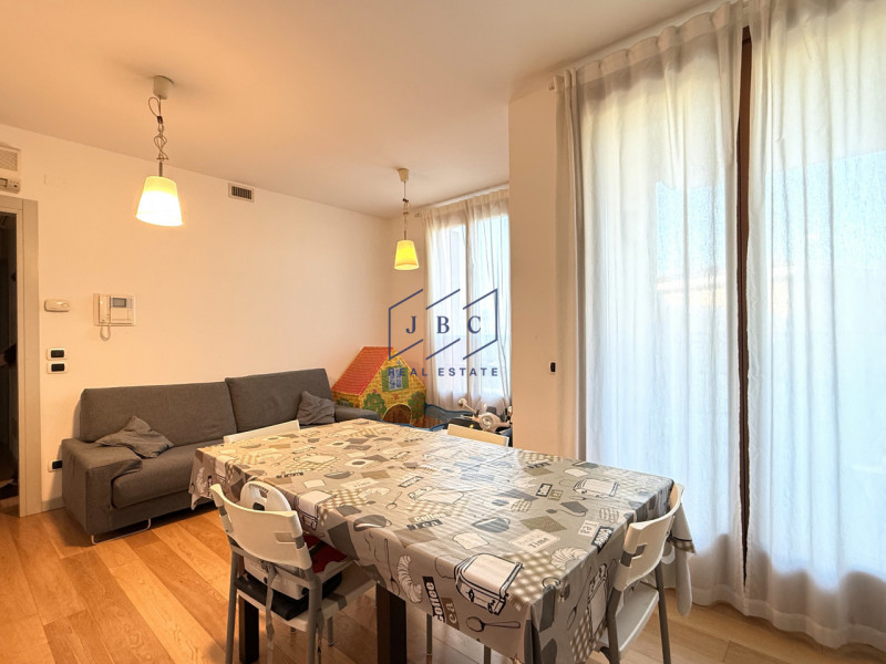 ORMELLE - (TV)
Nel centro di Ormelle, proponiamo in esclusiva appartamento a d'uso a residenziale...