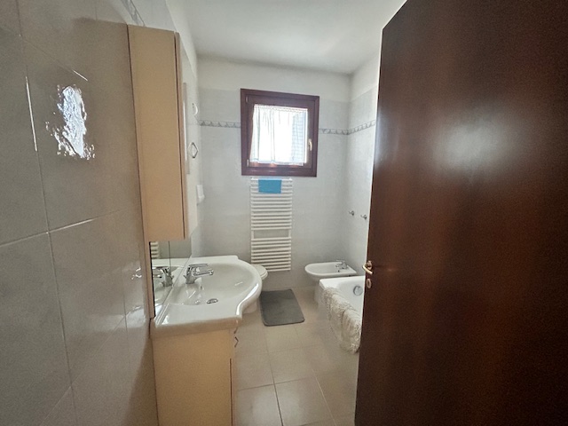 L'Agenzia Immobiliare IRIS è lieta di presentare un'accattivante opportunità di acquisto: un ampi...