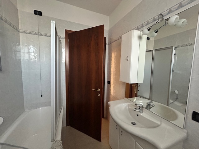 L'Agenzia Immobiliare IRIS è lieta di presentare un'accattivante opportunità di acquisto: un ampi...