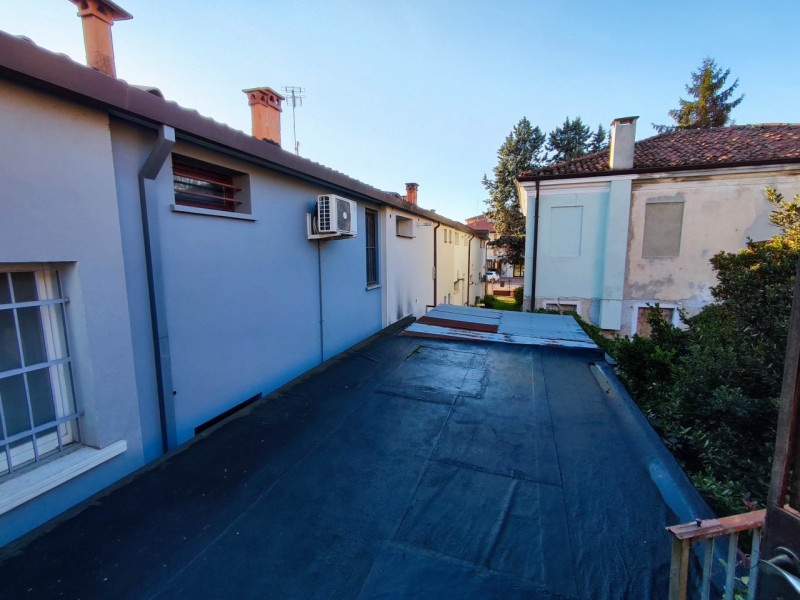 Nel cuore della zona Guizza, uno dei quartieri più serviti e strategici di Padova, proponiamo in ...