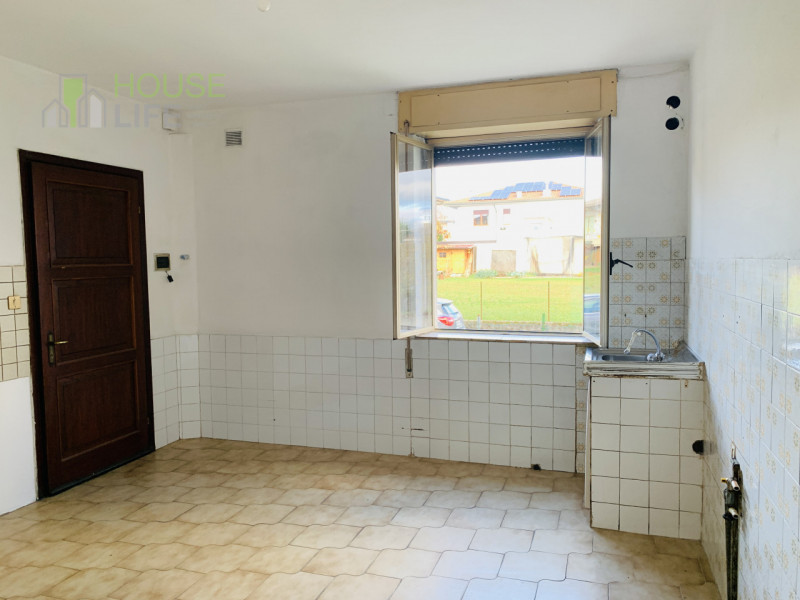 MARANO VICENTINO: in zona residenziale tranquilla, BICAMERE sito al piano terra in contesto di so...