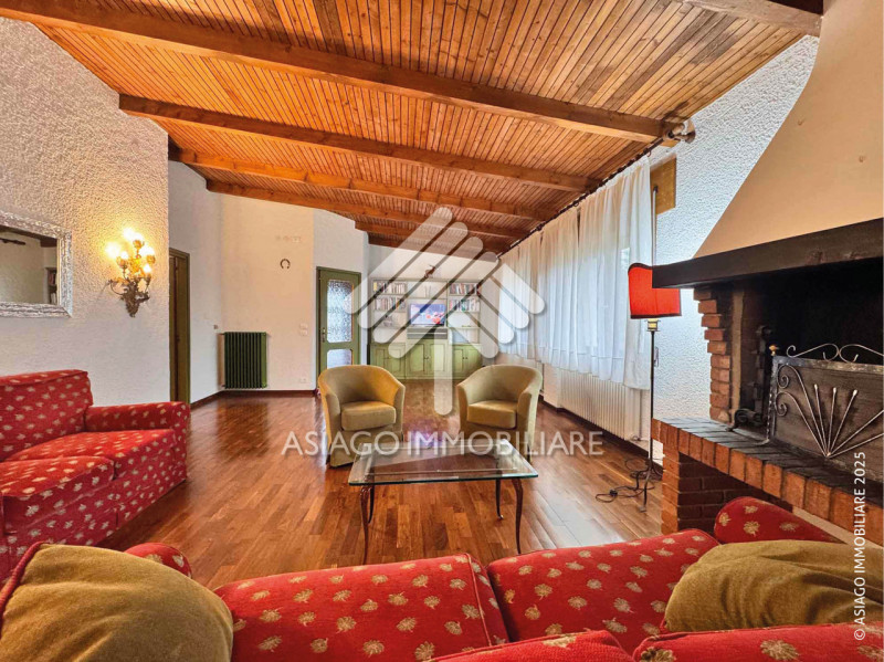 A Canove di Roana, in una zona residenziale molto tranquilla, proponiamo appartamento al primo pi...