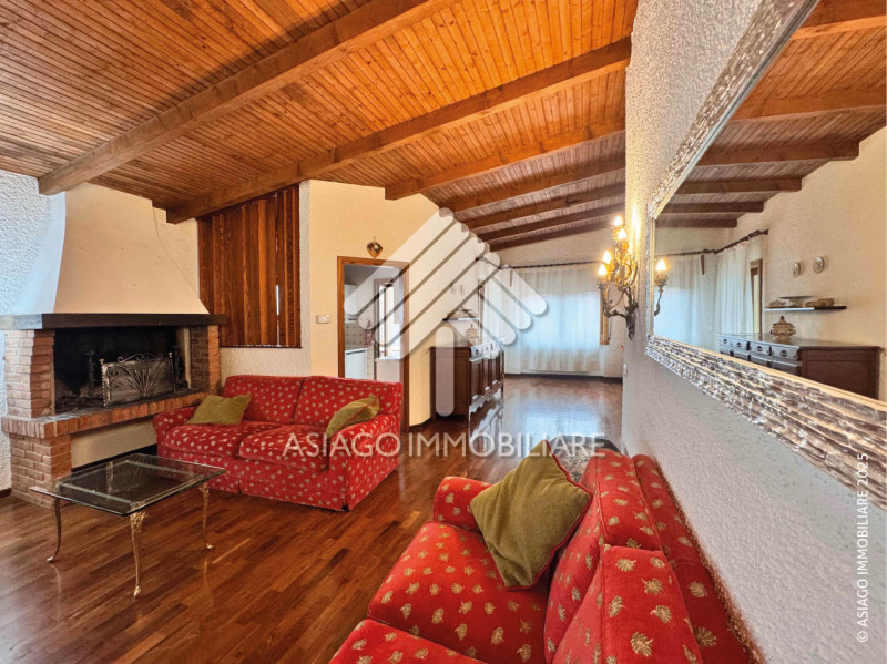 A Canove di Roana, in una zona residenziale molto tranquilla, proponiamo appartamento al primo pi...