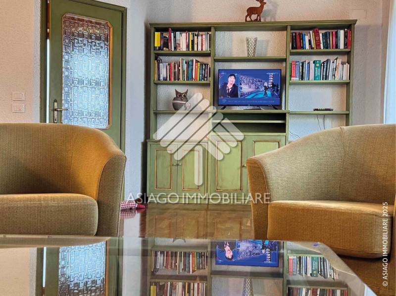 A Canove di Roana, in una zona residenziale molto tranquilla, proponiamo appartamento al primo pi...