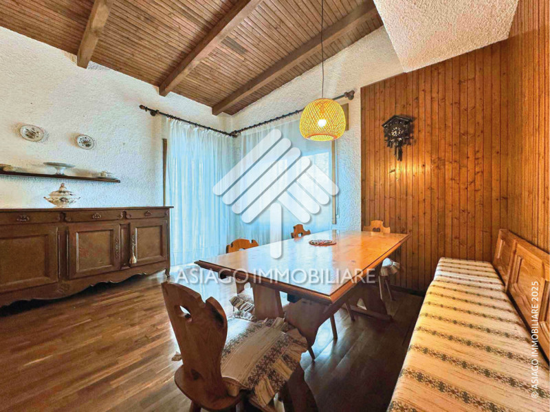 A Canove di Roana, in una zona residenziale molto tranquilla, proponiamo appartamento al primo pi...