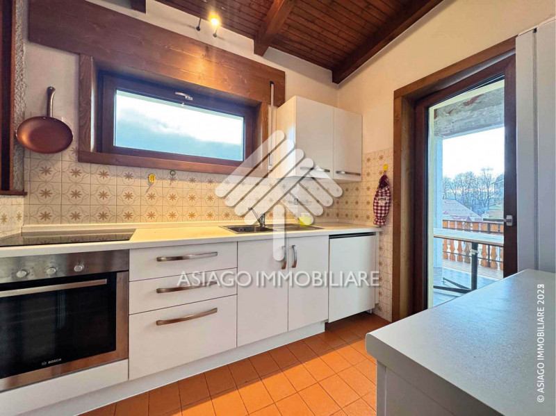 A Canove di Roana, in una zona residenziale molto tranquilla, proponiamo appartamento al primo pi...