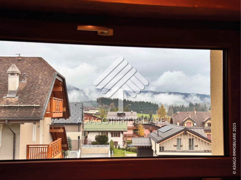 A Canove di Roana, in una zona residenziale molto tranquilla, proponiamo appartamento al primo pi...