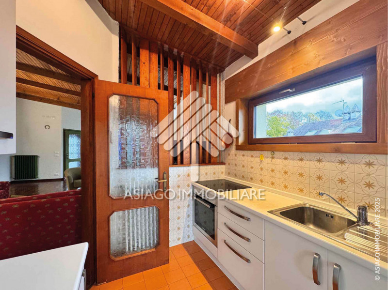 A Canove di Roana, in una zona residenziale molto tranquilla, proponiamo appartamento al primo pi...