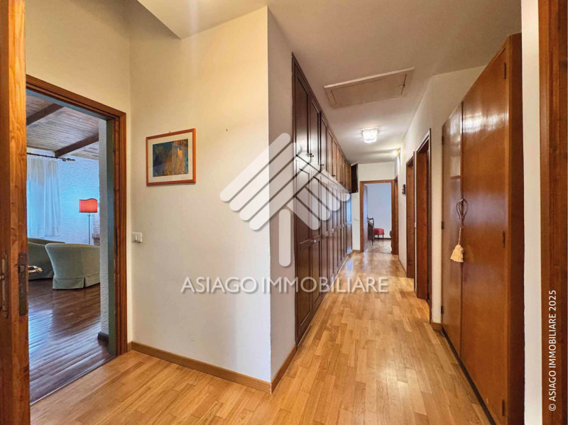 A Canove di Roana, in una zona residenziale molto tranquilla, proponiamo appartamento al primo pi...